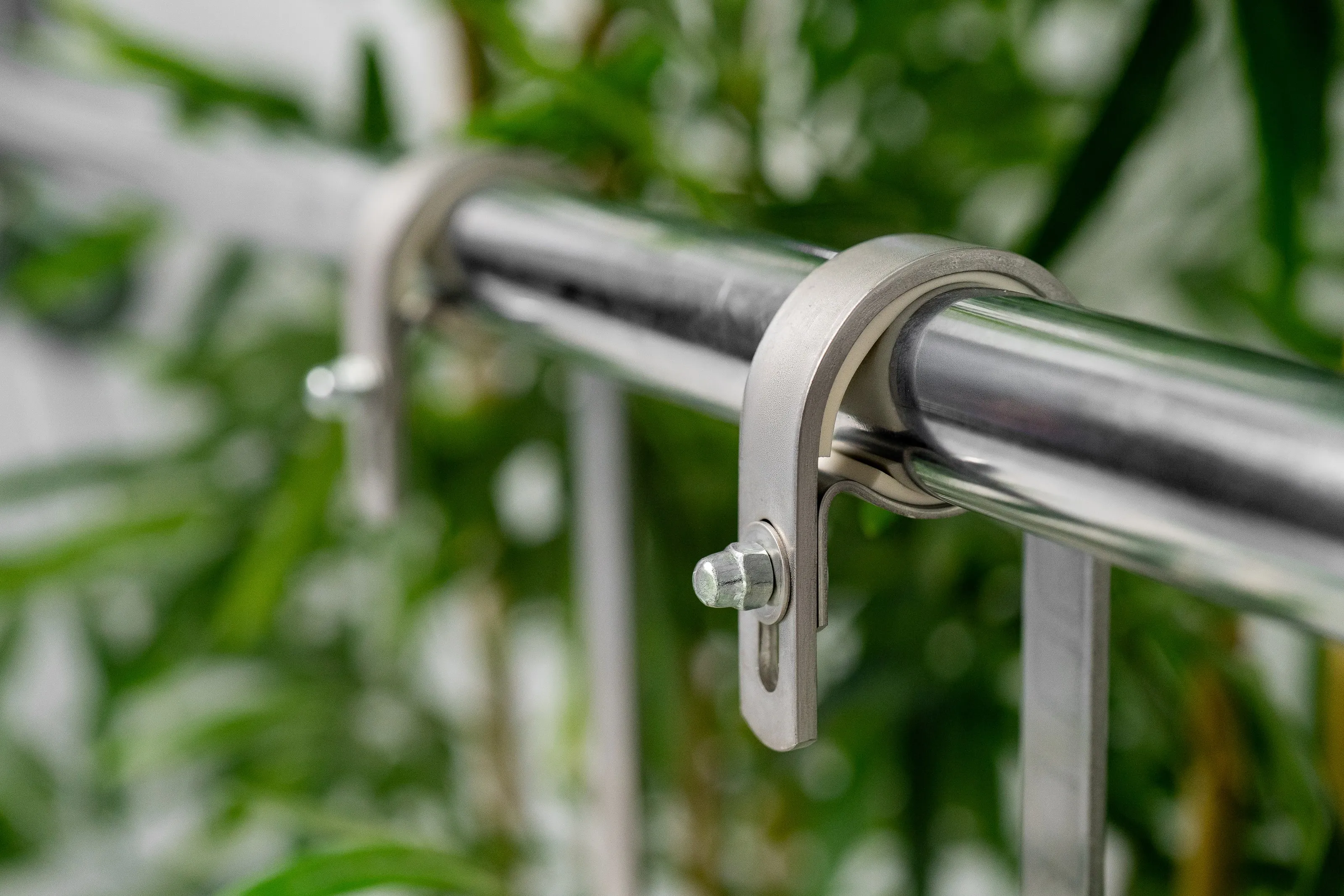 Suport pentru jardinieră din oțel inoxidabil cu clemă rotundă pe țeava cromată a balustradei