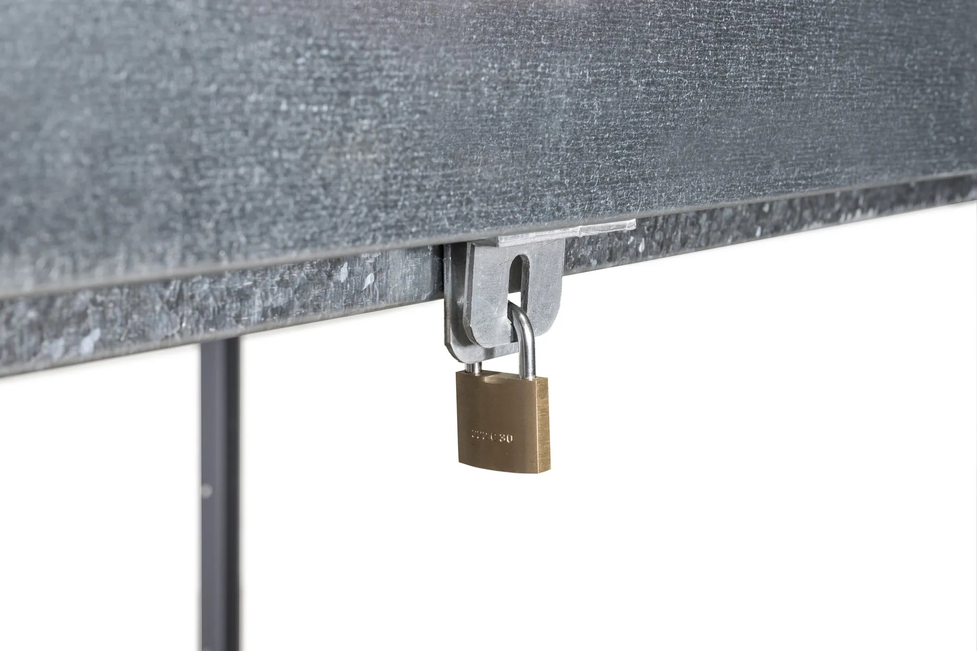 Padlock on the eyelet under the worktop of the ALBA Plan Station 1