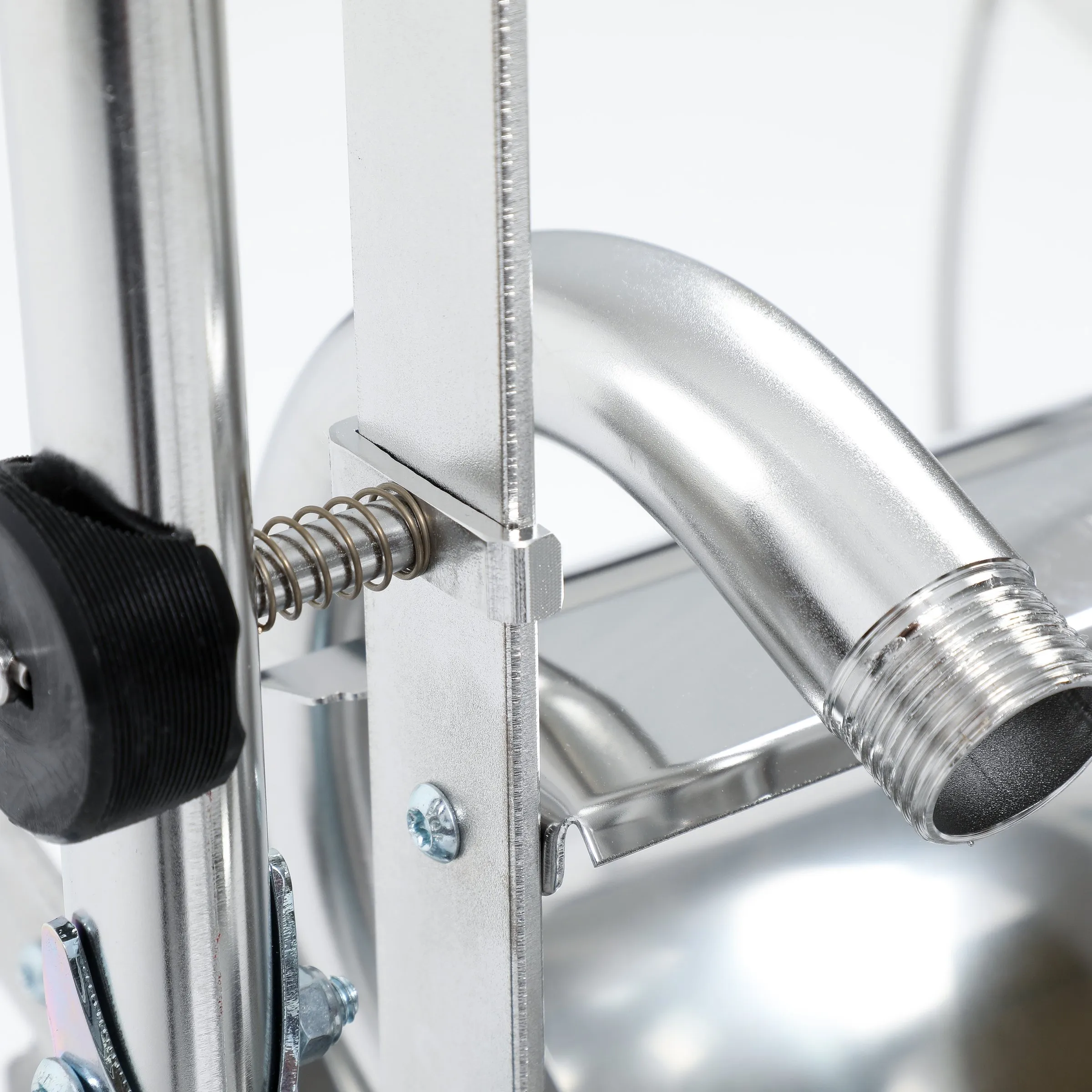 Detail des rostfreien Anschlussbogens mit Haspelarretierung