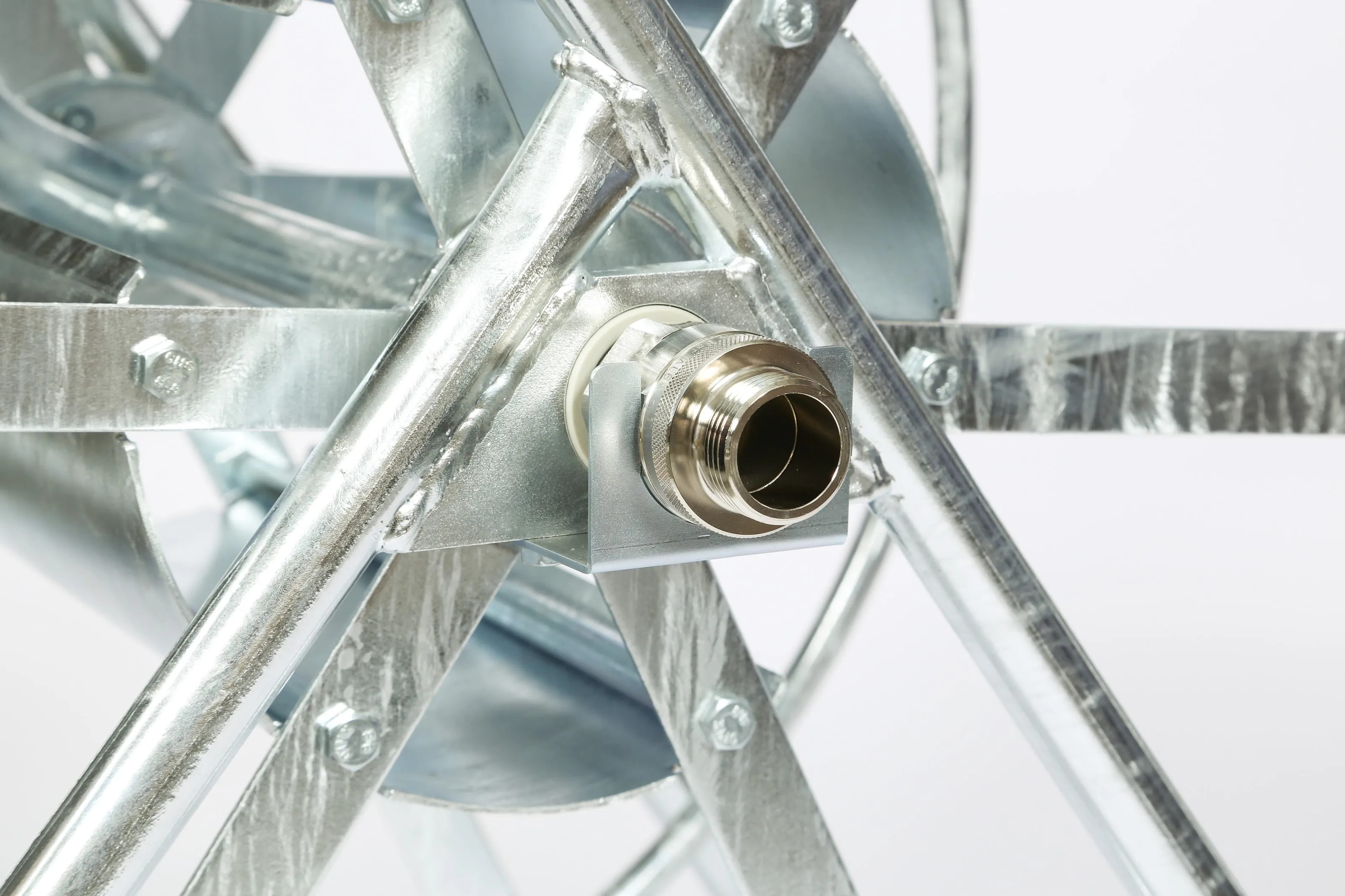 Detail of the 1-inch brass rotating water connector, nickel-plated, triple-sealed