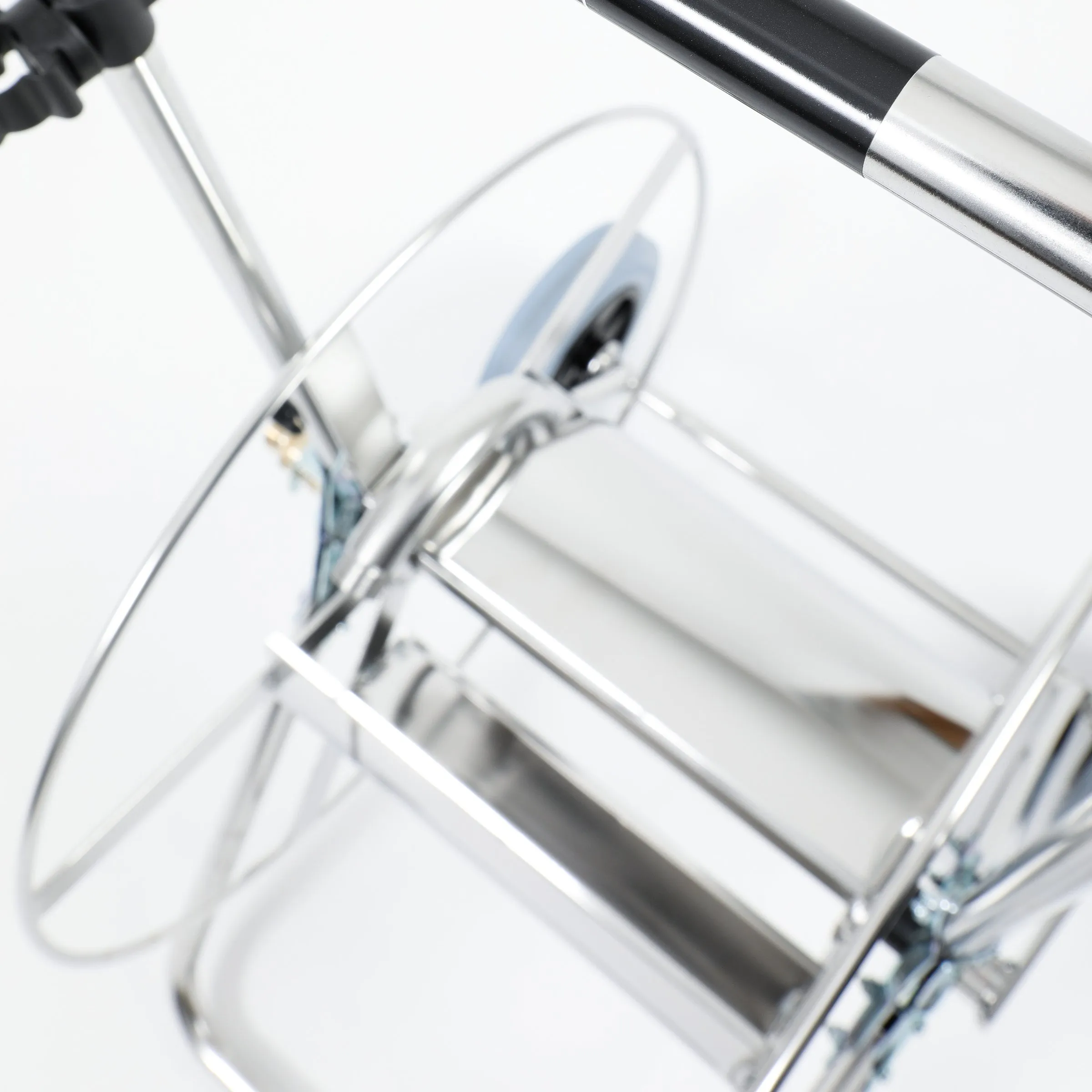 Detail des elektropolierten Rahmens und der Trommel aus rostfreiem Stahl
