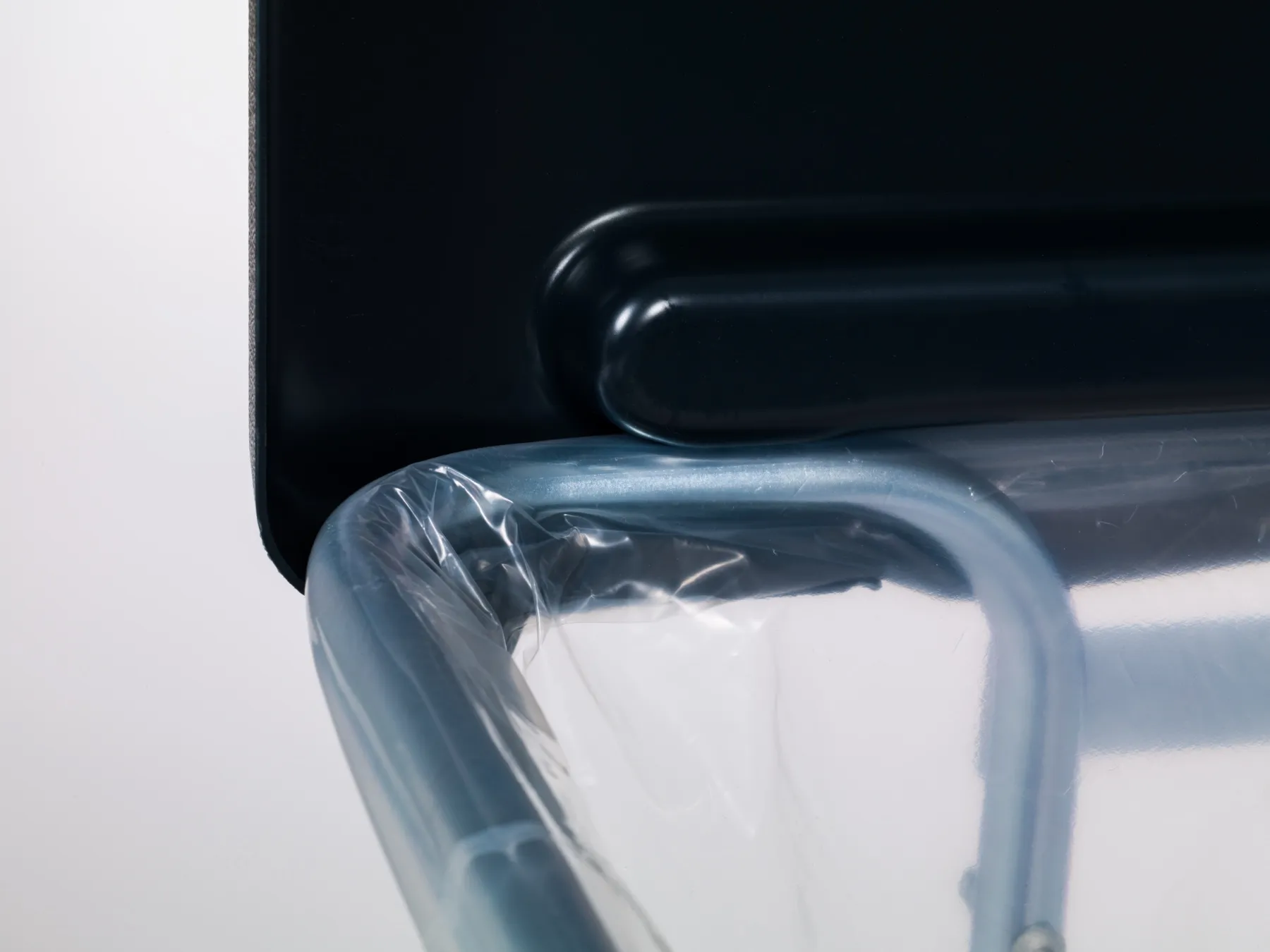 Tight-closing hinged lid clamps the bin bag in place with one click