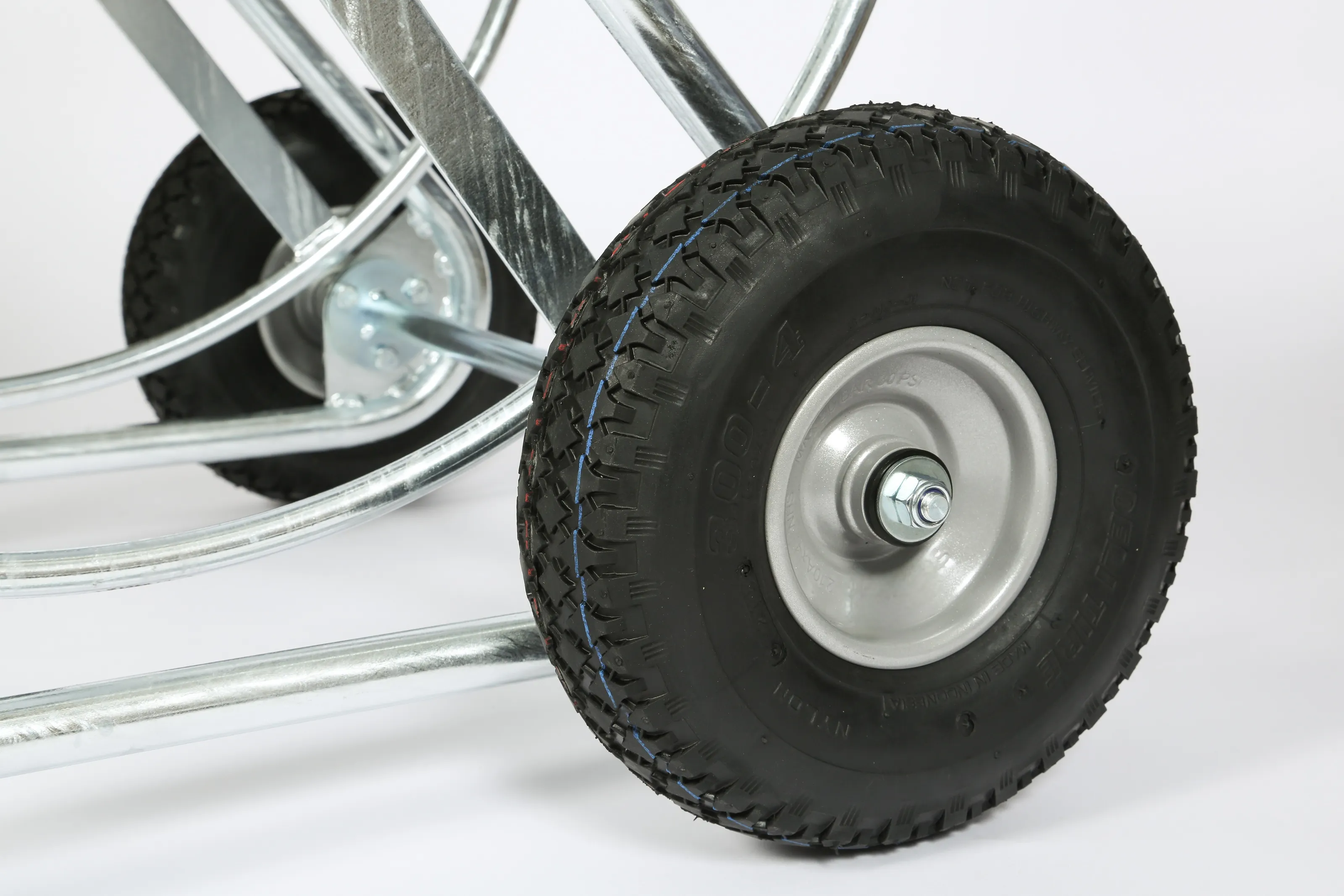 Detail of the Ø 260 mm heavy-duty wheels with steel rim