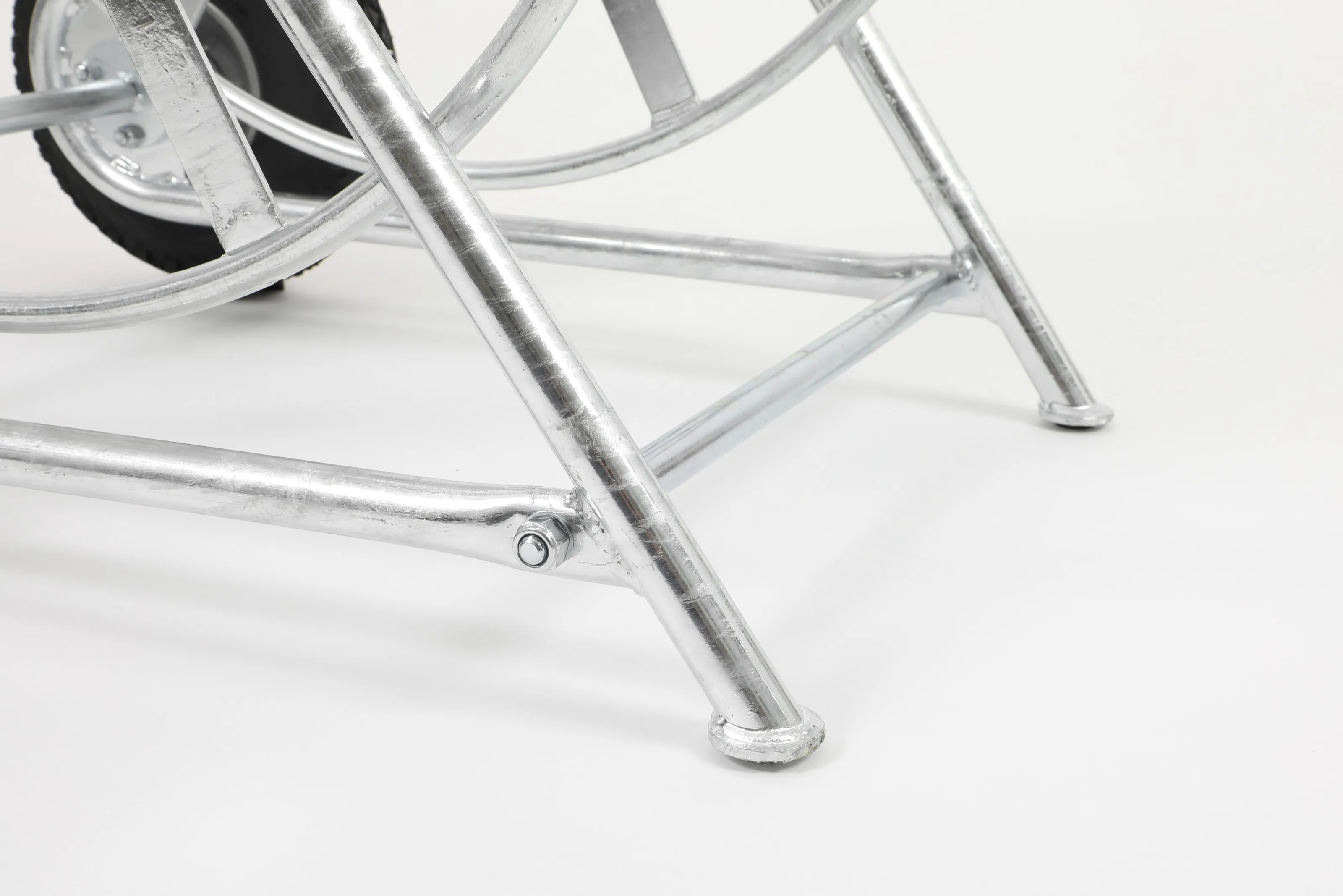 Detail of the reinforced welded triangular frame with bottom brace