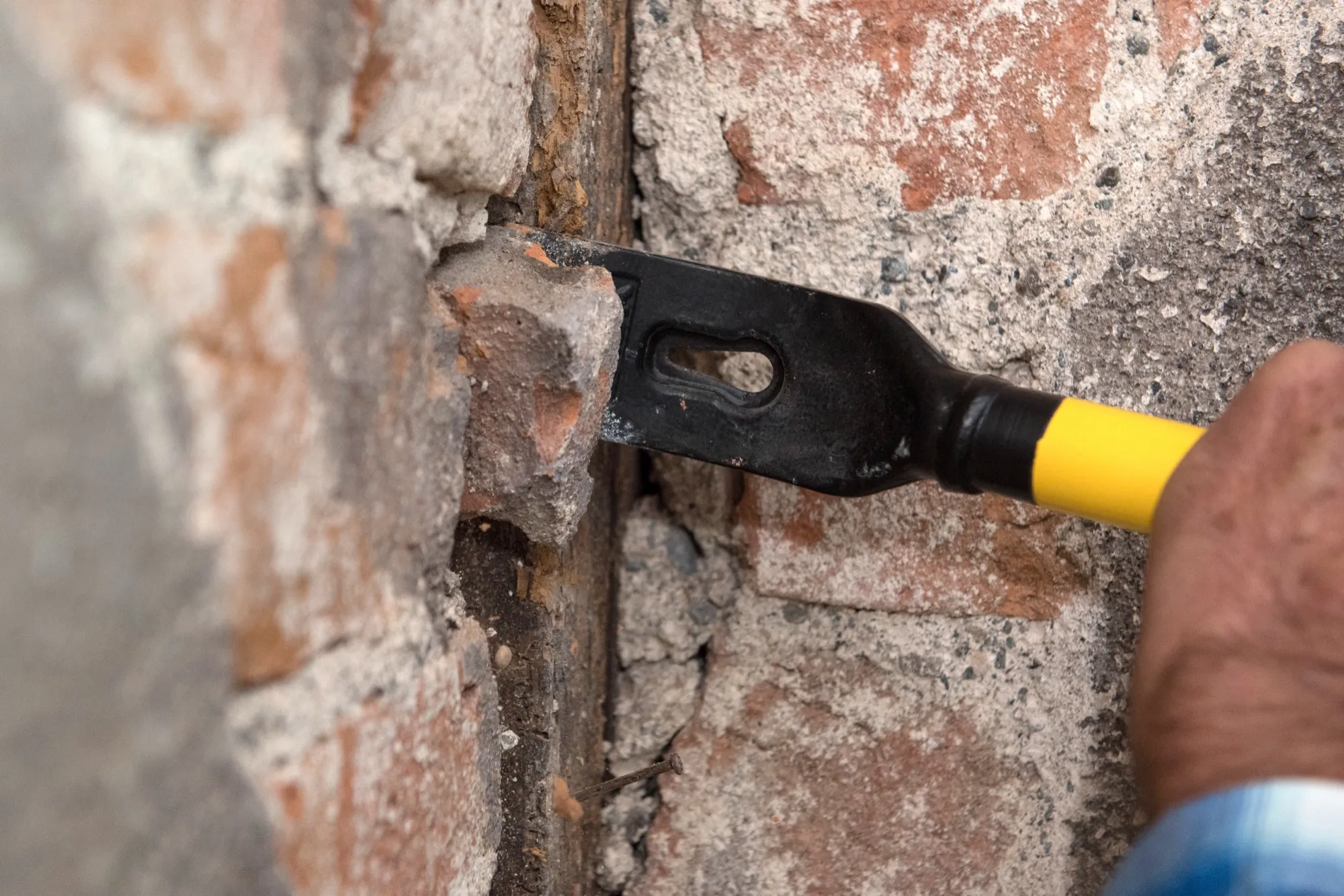 Murxli formwork stripping bar working in a narrow masonry joint