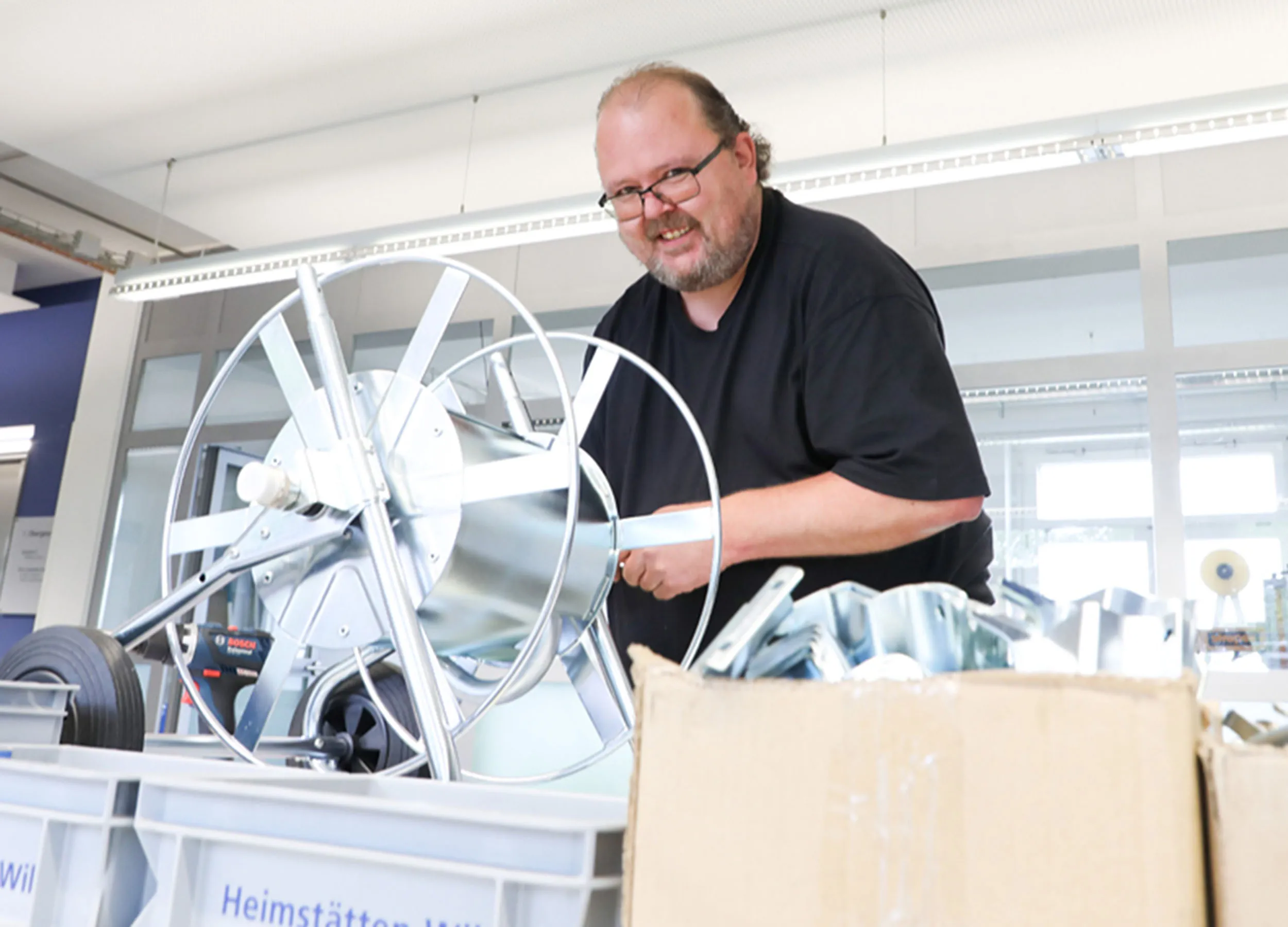 Employee of Heimstätten Wil assembling an ALBA reel