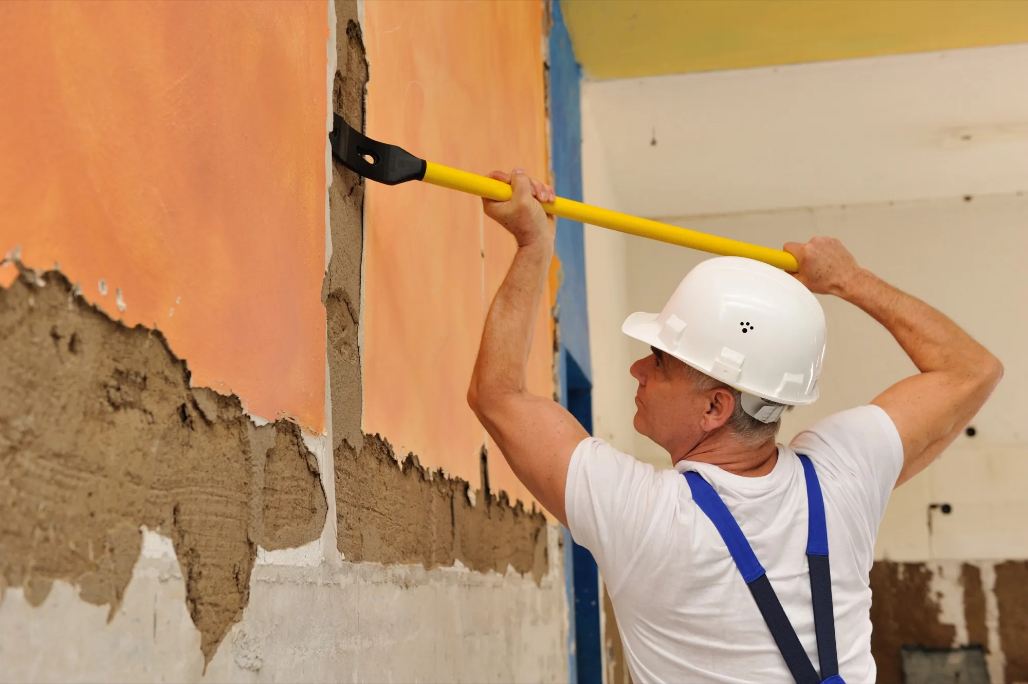 Murxi formwork stripping bar removing old plaster from a wall