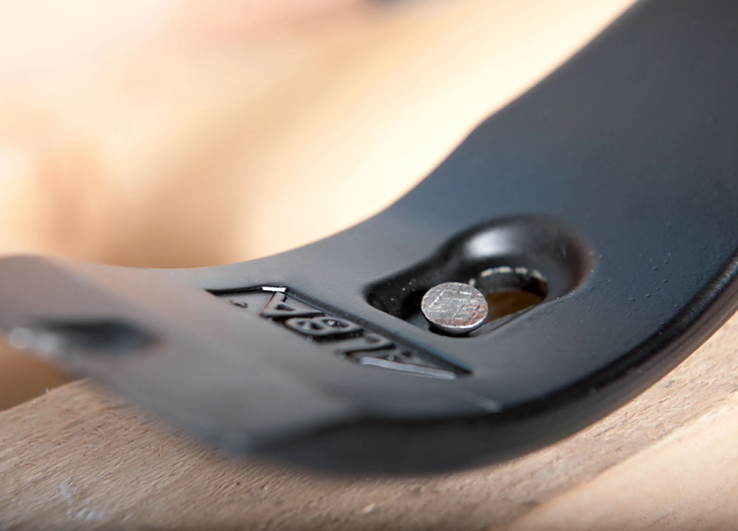Inner nail slot of the Kuli with a nail engaged