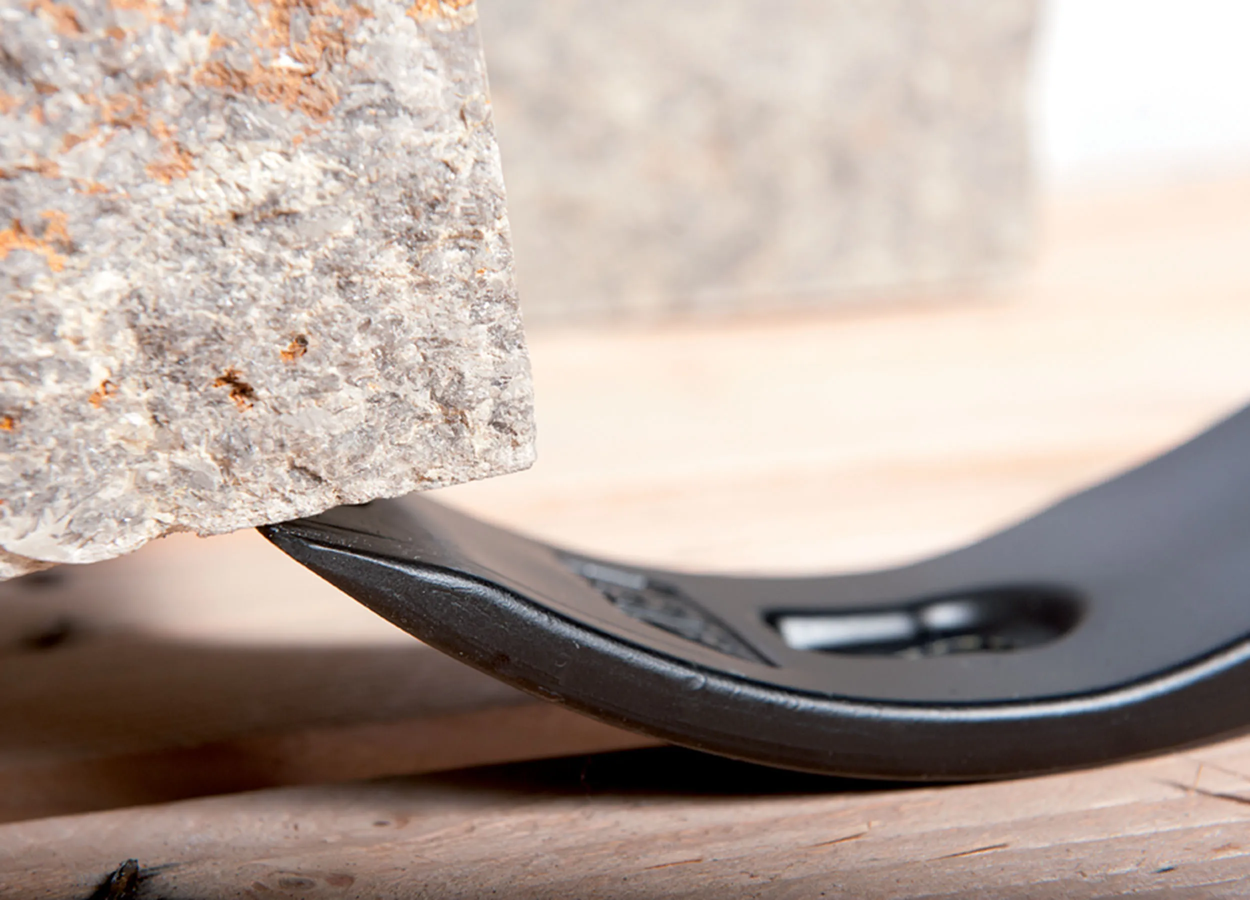 Stone block resting on the sharp front edge of the Kuli