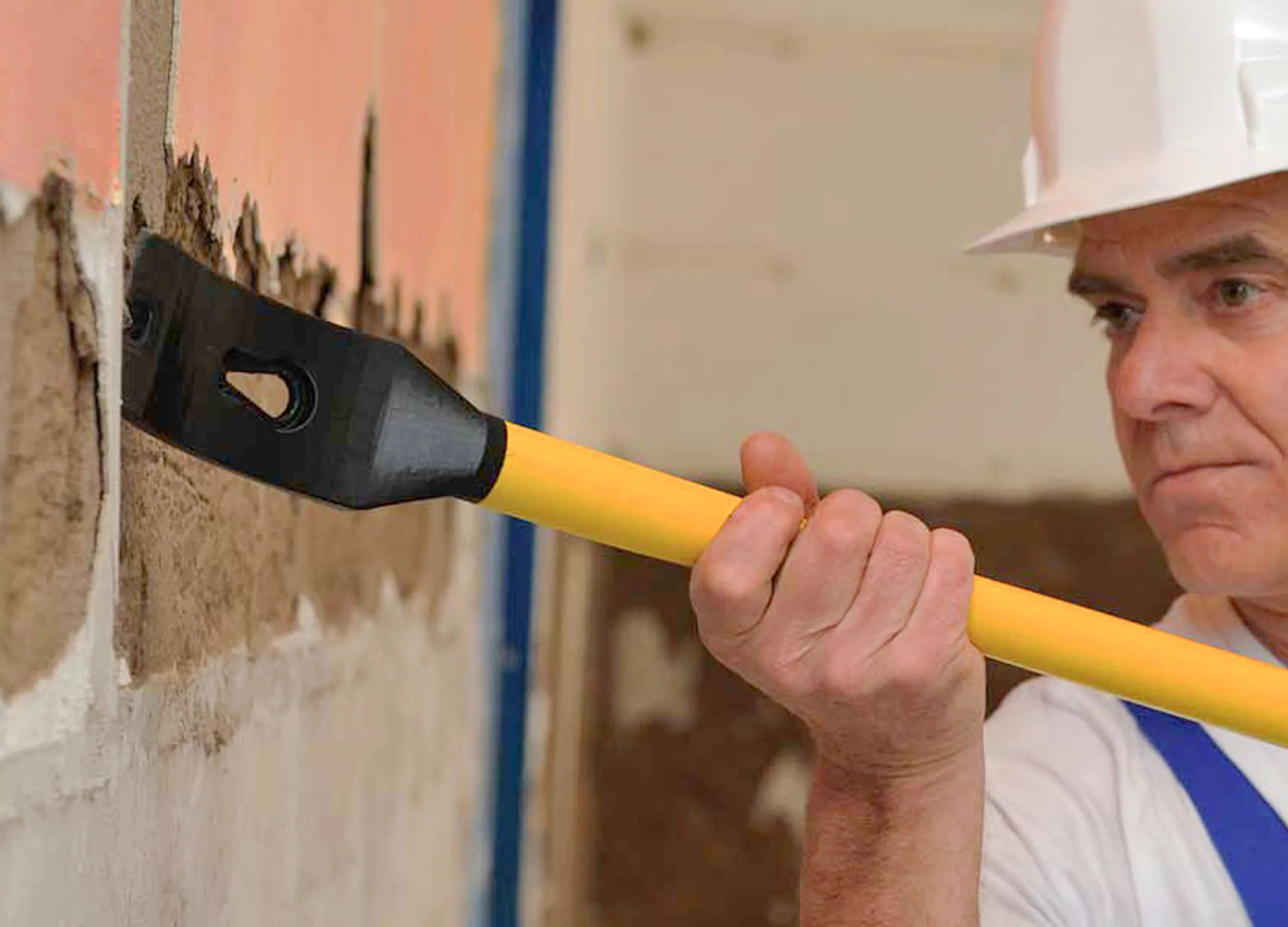 Kuli formwork stripping bar releasing material from a wall